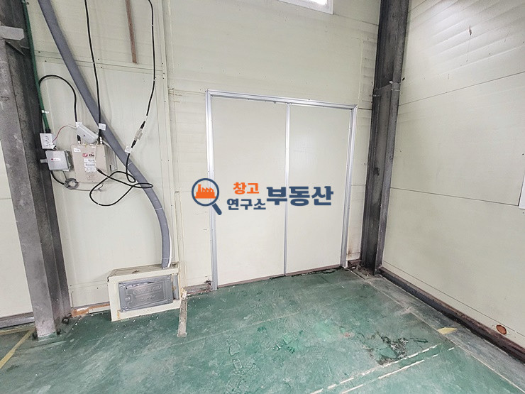 경기 파주시 조리읍 능안리 #대지1000평 #연424평 #총8동 #단독마당 #대형차량진출입 #공장 매매 매물번호 16813 사진 7