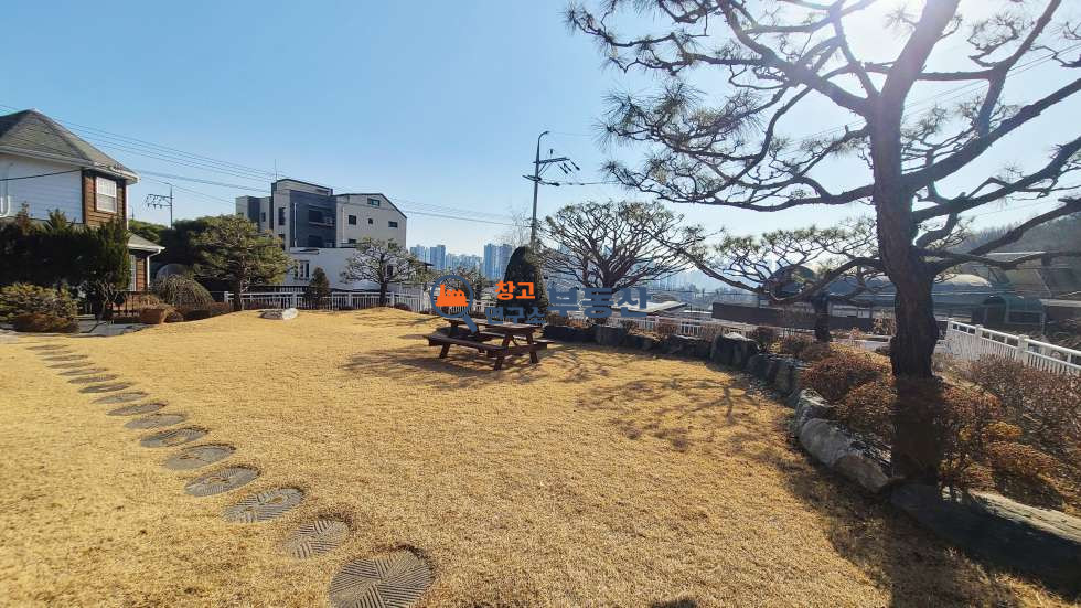 경기 파주시 당하동 #단독주택 #토214평 #연63평 #고급인테리어 #조경굿 #시스템에어컨 #태양광시설(자가발전) 매매 매물번호 16913 사진 3