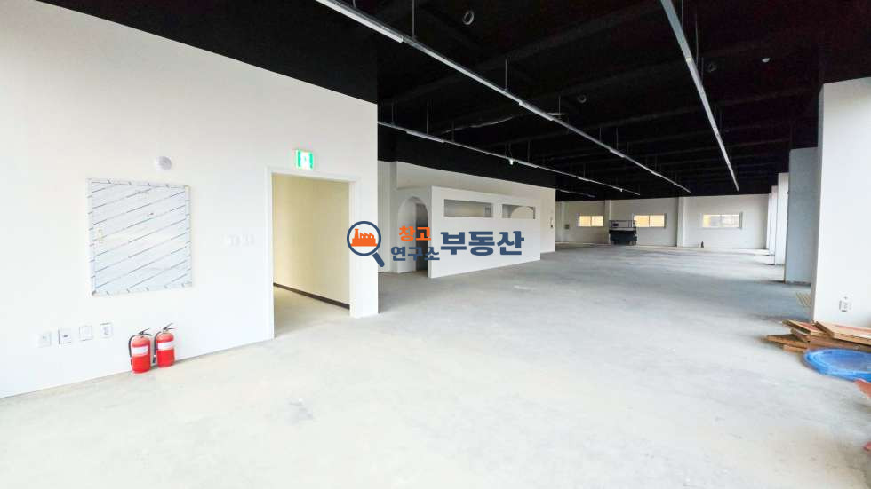 경기 파주시 탄현면 성동리 #전용300평 #2종근생 #40ft가능 #4차선변 #즉시입주 #대형주차장 #통건물 월세 매물번호 16898 사진 2