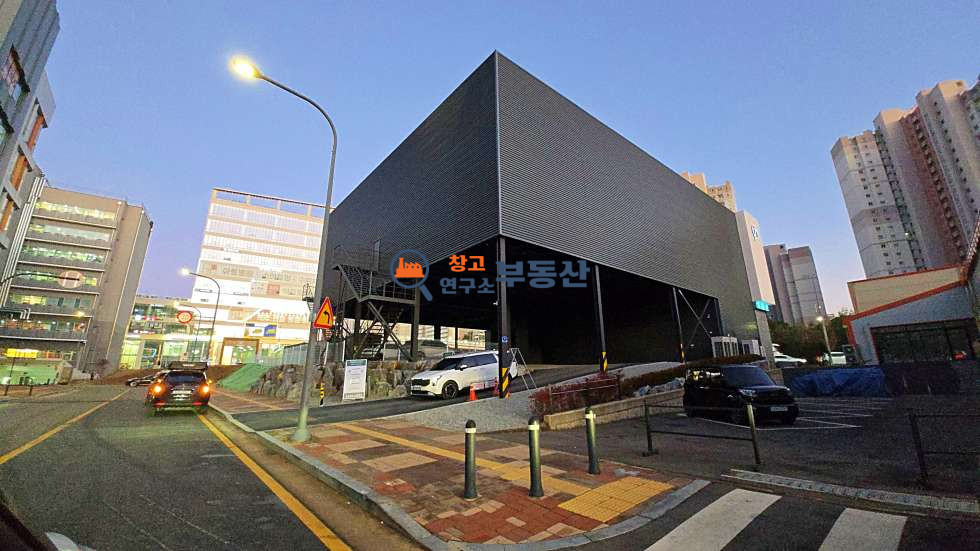 경기 파주시 다율동 #모델하우스매매 #대787평 #연349평 #총2층(77+271) #층고14m #주차60대 매매 매물번호 16747 사진 1