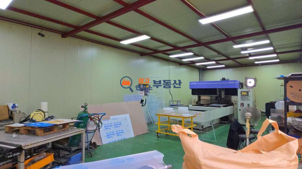 경기 파주시 월롱면 덕은리 #공장매매#대지751평 #연272평#가설300평 #계획관리 #산업존#전기승압#40ft가능 # 내부사무실 #평당399 매매 매물번호 16263 사진 3