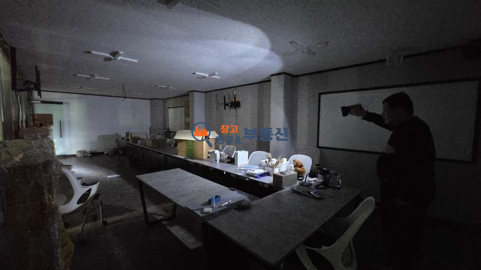 경기 고양일산서구 구산동 #연116평 #2종제조 #1층58+2층58평 #내부사무실 #빠른입주 #화물리프트2톤 #각층화장실 #탑골IC 1분 월세 매물번호 17582 사진 9