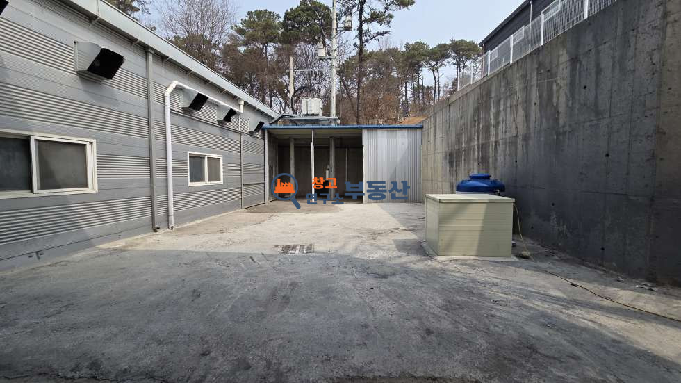 경기 파주시 하지석동 #실사용 약 350평 #연265평 #공장2동+사무동 #전기600kW #40피트 #외벽수리함 #추가가설천막 #넓은마당 #민원무 #즉시입주 #40피트 월세 매물번호 15811 사진 11