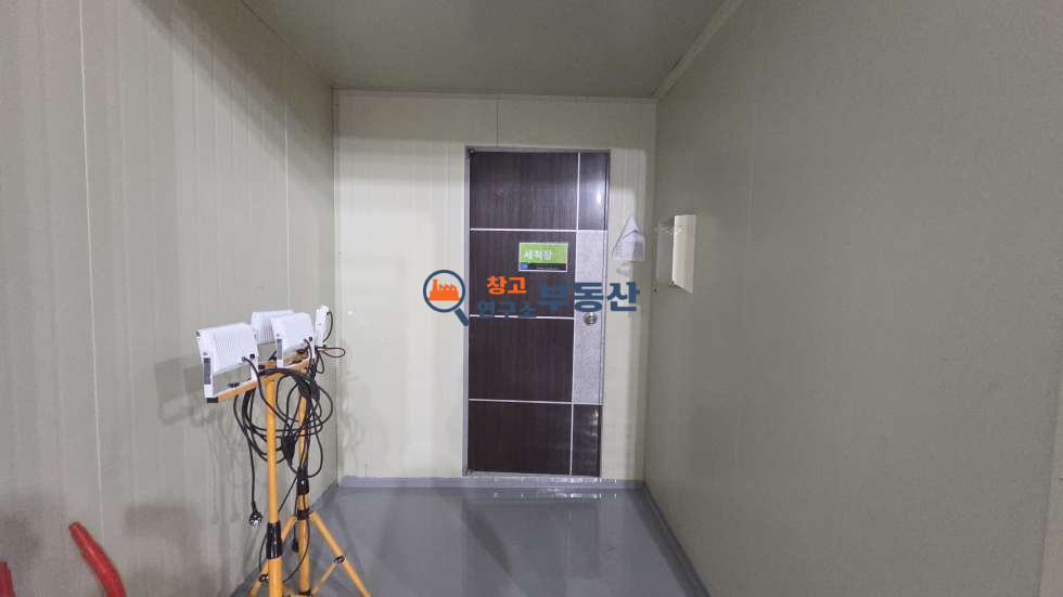 경기 파주시 문산읍 내포리 #연176평 #2종제조 #116평+60평 두동 임대 #동간연결 #단독마당 #내부사무실 #내부화장실 월세 매물번호 17778 사진 9