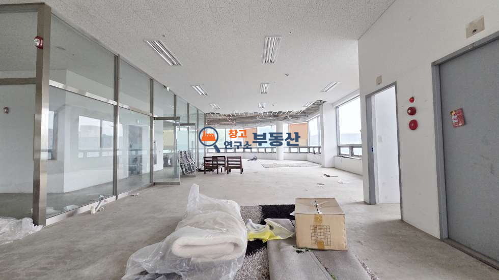 경기 파주시 신촌동 #136평 #상가 사무실 #2층 전체임대 #즉시입주 #광고효과 #대로변 월세 매물번호 17724 사진 2