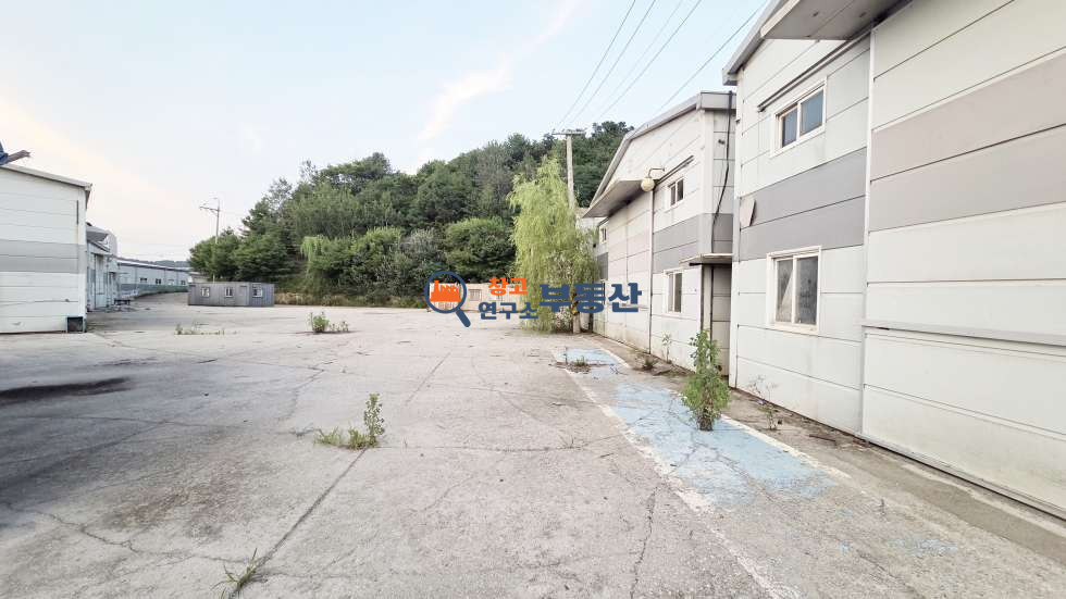 경기 파주시 탄현면 축현리 #370평 #공장 #7개동구성 #별도사무동 #저렴임대료 #대형차량 #단독마당 #즉시입주 #민원무 월세 매물번호 17969 사진 8