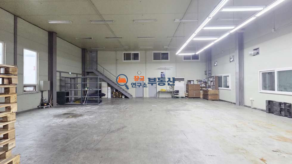 경기 고양일산서구 덕이동 #100평 #공장 #1층부분임대 #도로변 #전기200kW #인쇄공장 강추 #주차여유 #내부사무실 #직관 월세 매물번호 16823 사진 2