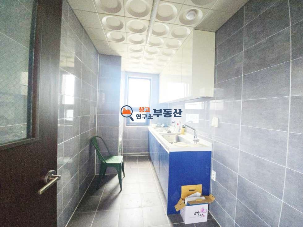 경기 파주시 파주읍 부곡리 #공장임대 #대7474평 #건1656평+가설1100평 #렉사용 #준신축 #3층사무동 #전기200#층고12 #도크시설 #2차선접 #대형차가능 월세 매물번호 18195 사진 18