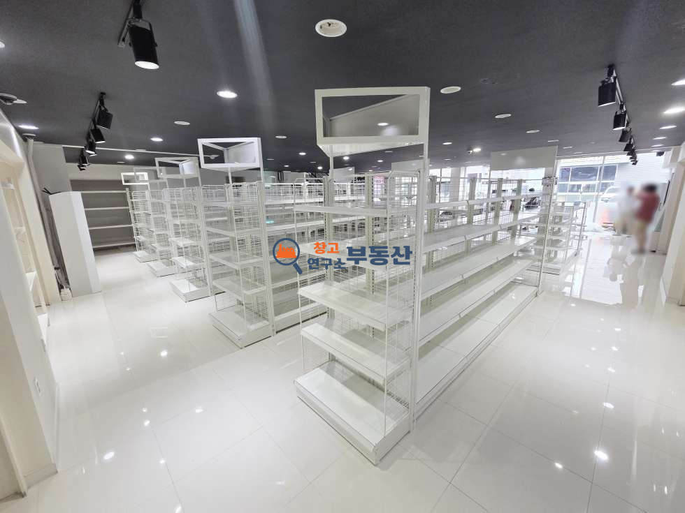 경기 고양일산서구 덕이동 #150평 인테리어완비 #1층75평+2층75평 #무권리 #도심가 #광고효과 #즉시입주 #화물리프트 #내부사무실 #냉난방기 월세 매물번호 18190 사진 3