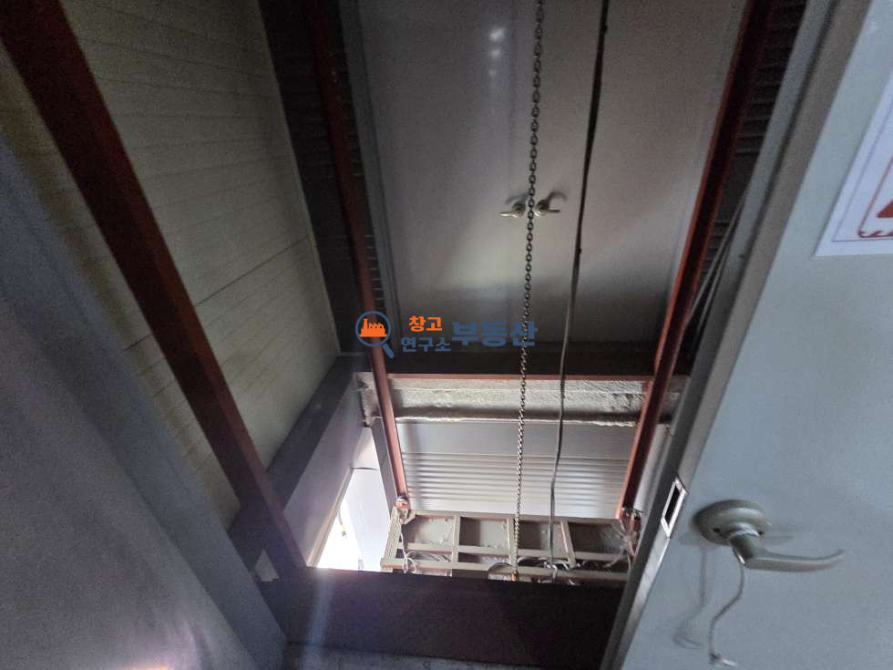 경기 고양일산서구 덕이동 #150평 인테리어완비 #1층75평+2층75평 #무권리 #도심가 #광고효과 #즉시입주 #화물리프트 #내부사무실 #냉난방기 월세 매물번호 18190 사진 10