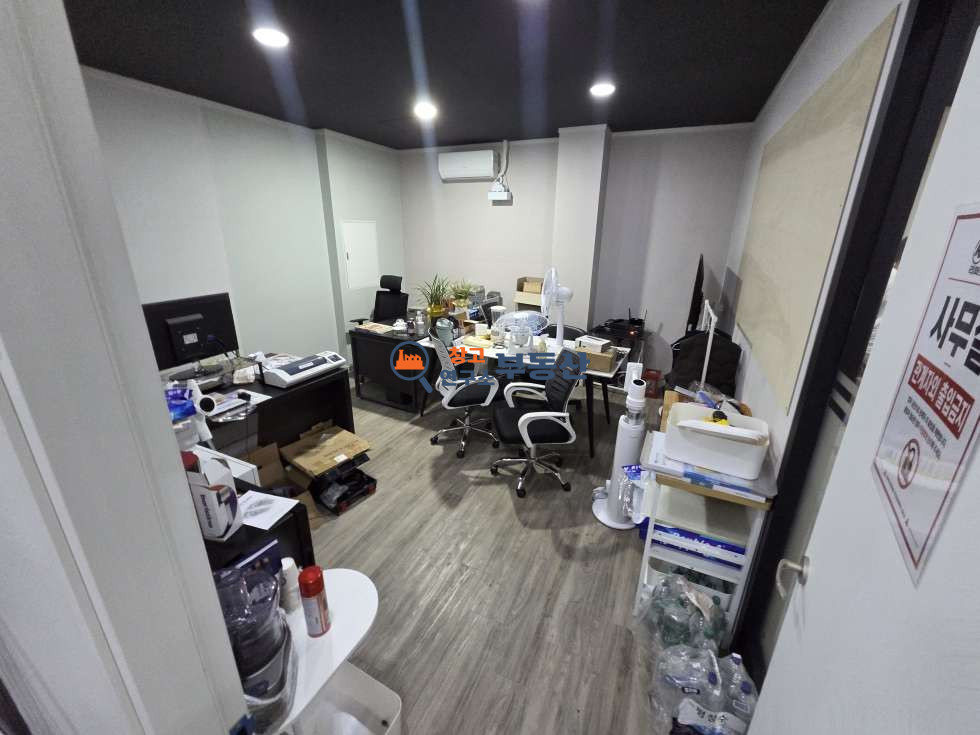 경기 고양일산서구 덕이동 #150평 인테리어완비 #1층75평+2층75평 #무권리 #도심가 #광고효과 #즉시입주 #화물리프트 #내부사무실 #냉난방기 월세 매물번호 18190 사진 11