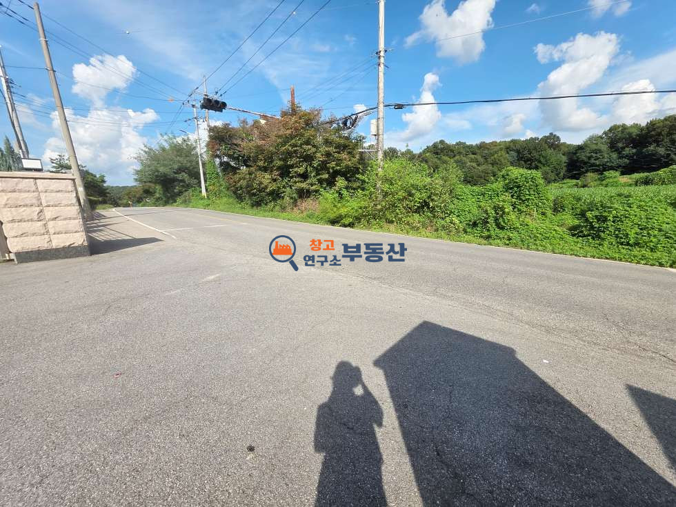 경기 파주시 파주읍 백석리 #1063평 #공장 #대형마당 #2차선대로변 #40FT #전기승압 #내포IC월롱IC8분 월세 매물번호 18299 사진 12
