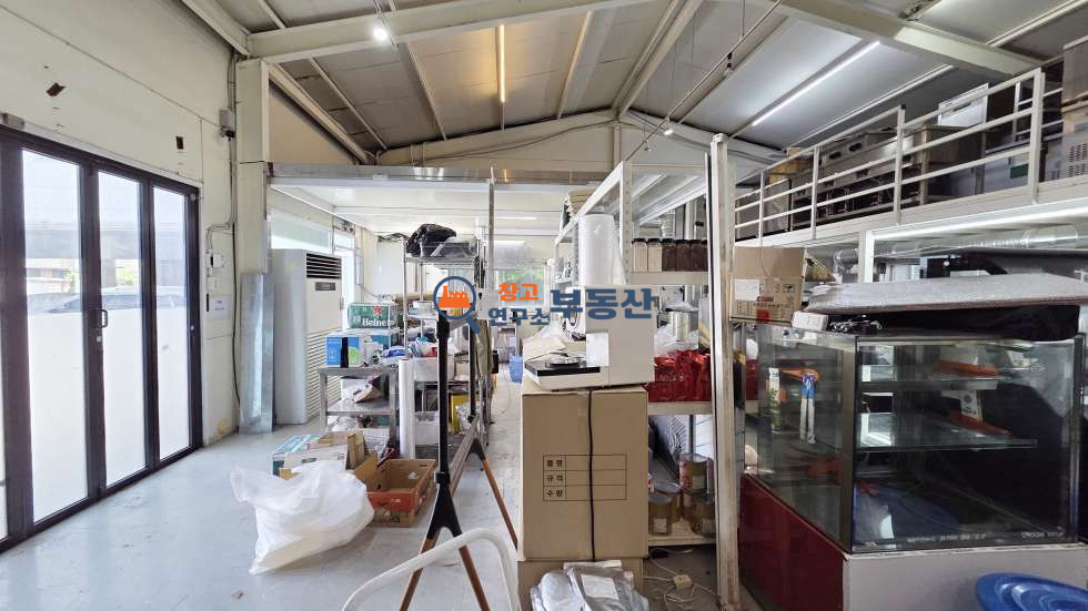 경기 고양덕양구 삼송동 #60평 #1종소매 #삼송역세권 #접근성굿 #내부사무실 #복층선반 #전기20kW증설 #폴딩도어 #통일로IC #즉시입주 월세 매물번호 17333 사진 8